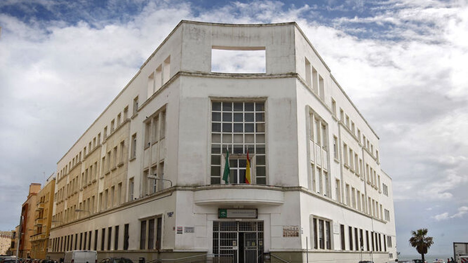 Fachada del IES Columela de Cádiz.