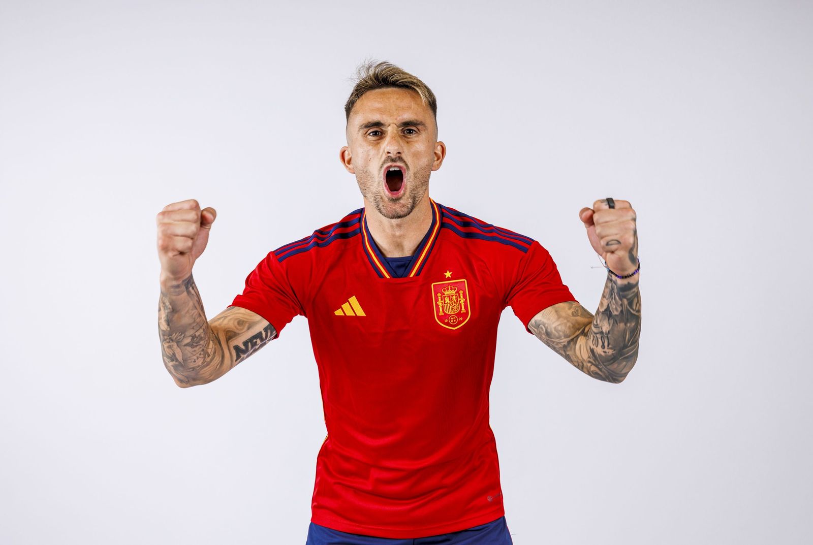 Aleix García, orgulloso con su camiseta de la selección española.