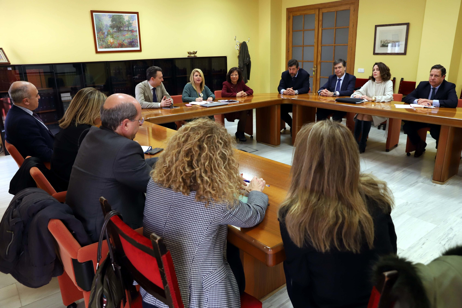 Un momento de la reunión de la alcaldesa con representantes de entidades bancarias
