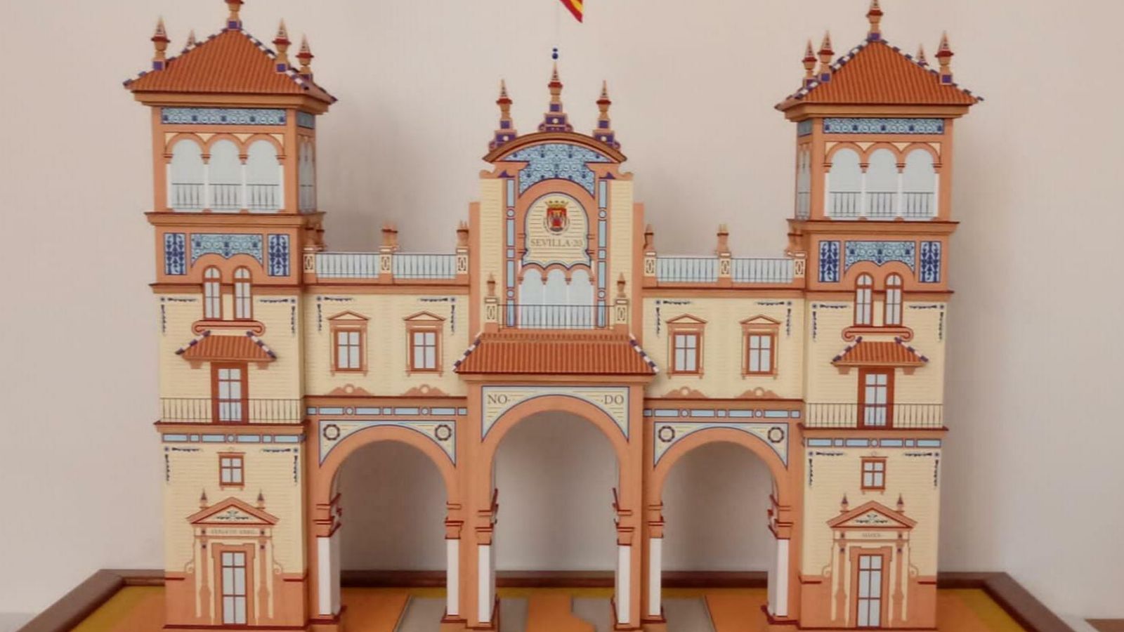 La portada de la Feria de Sevilla de 2020, inspirada en el Hotel Alfonso XIII.