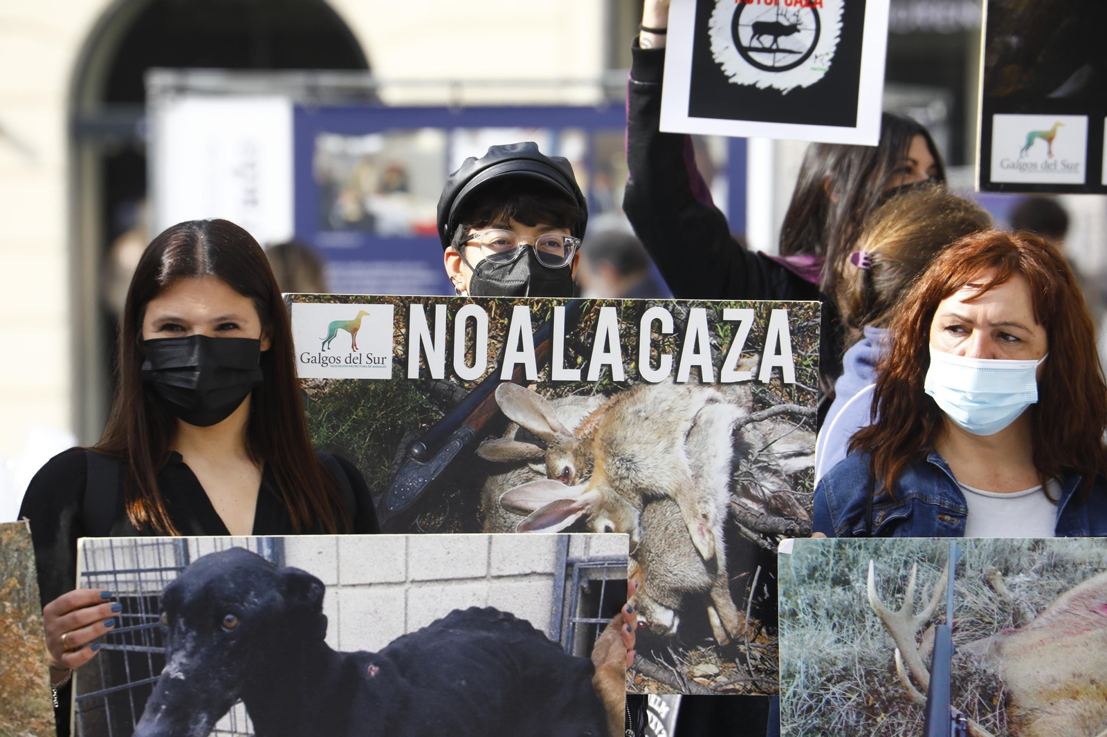 La protesta en Córdoba contra el uso de perros en la caza, en fotografías