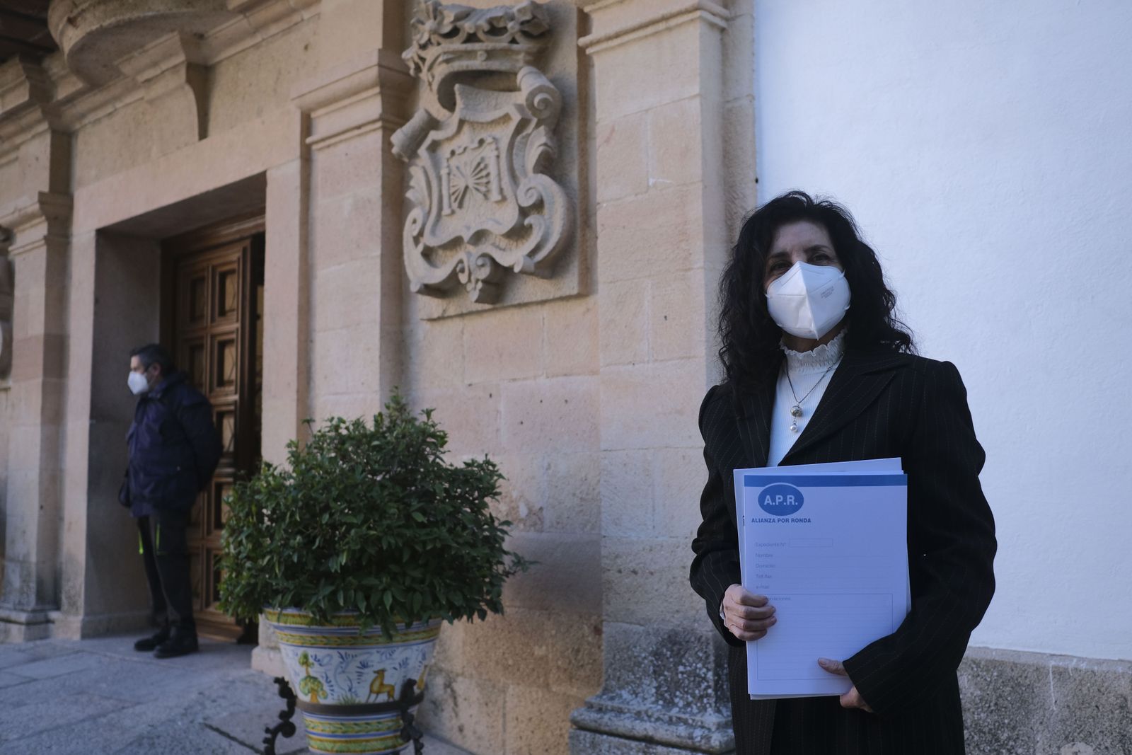 Josefa Valle a las puertas del Ayuntamiento de Ronda.