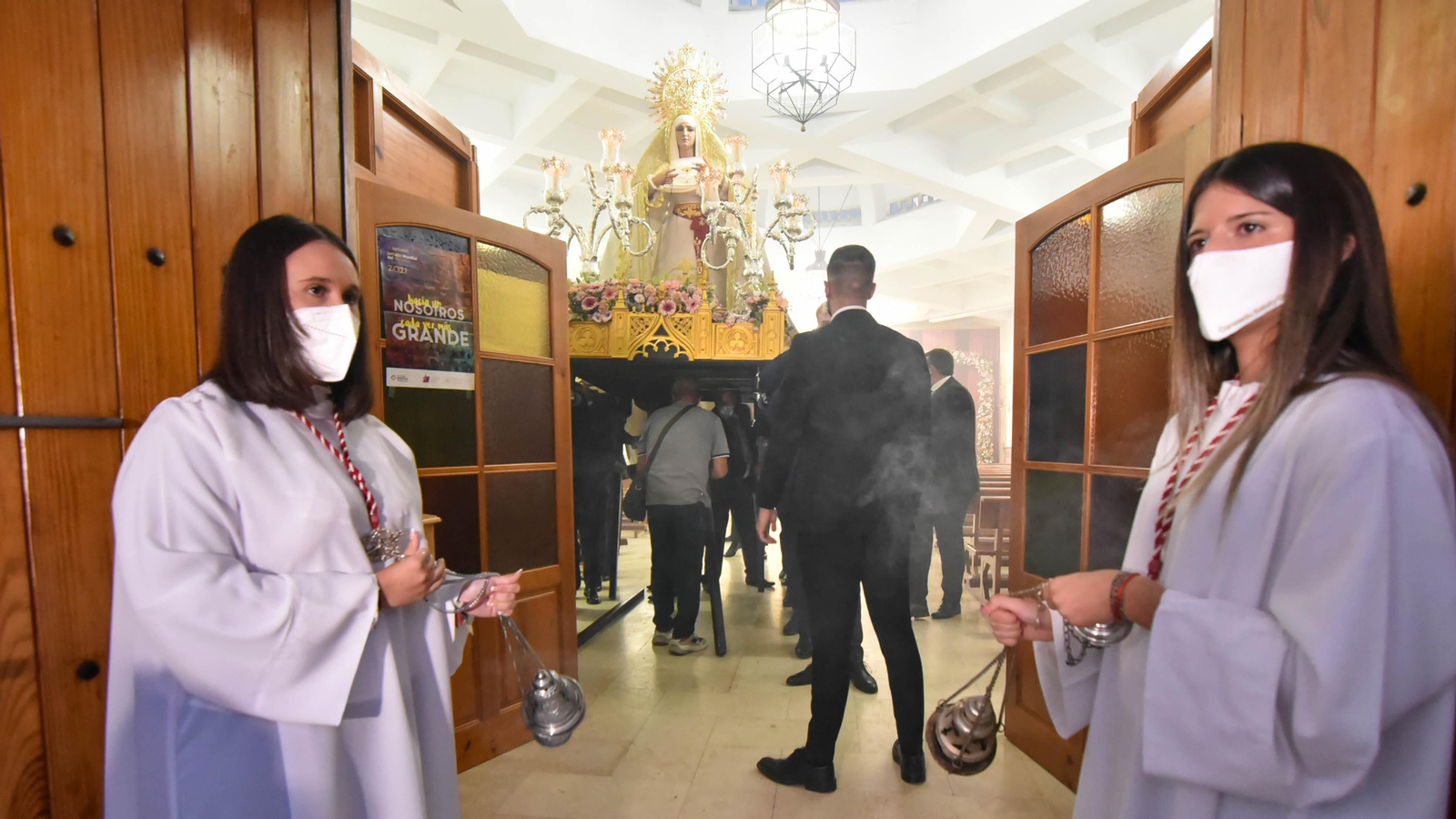 Las fotos de la Virgen de la Salud procesionando en la barriada de San Garcia