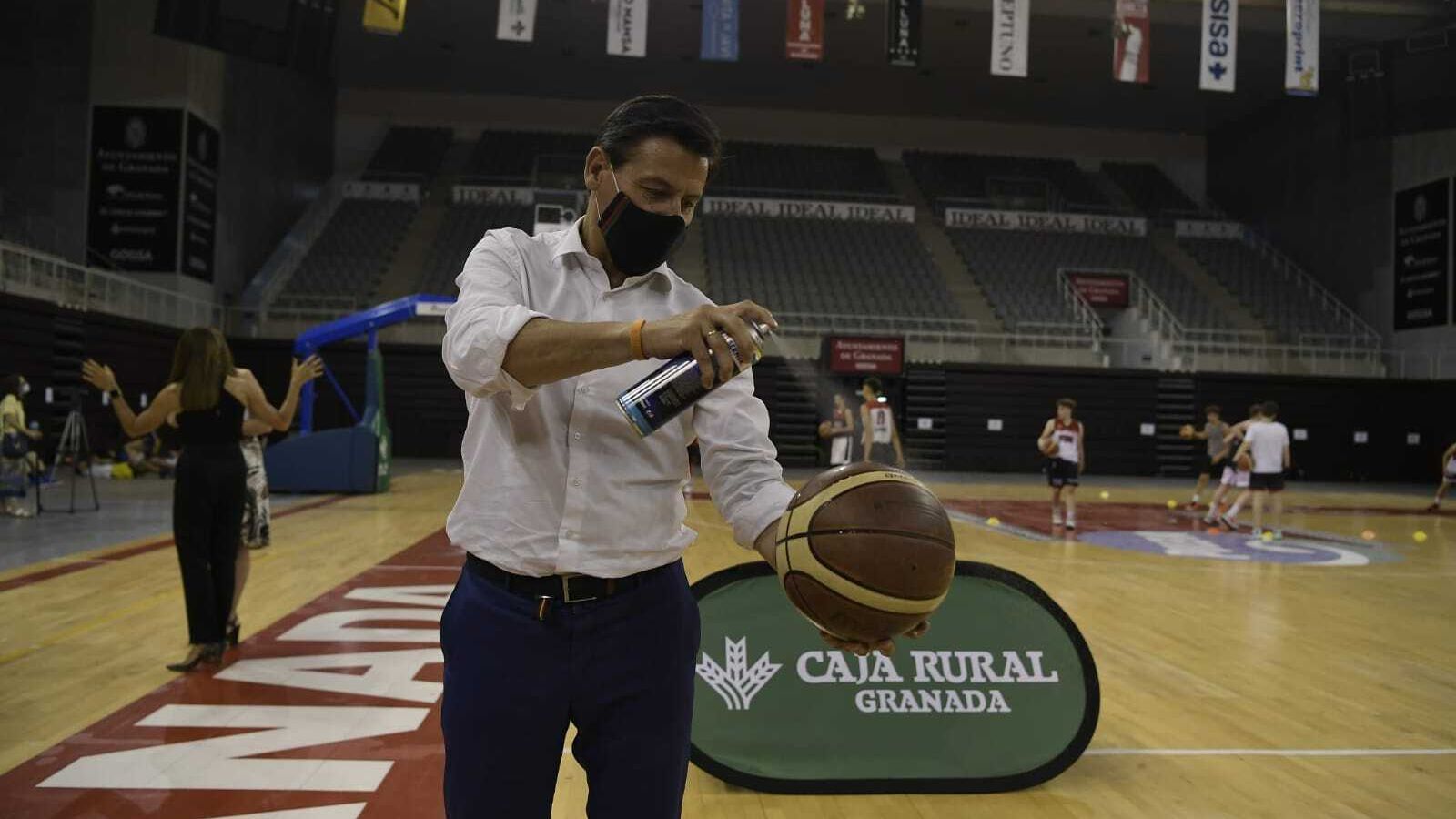 El alcalde de Granada desinfecta un balón de baloncesto