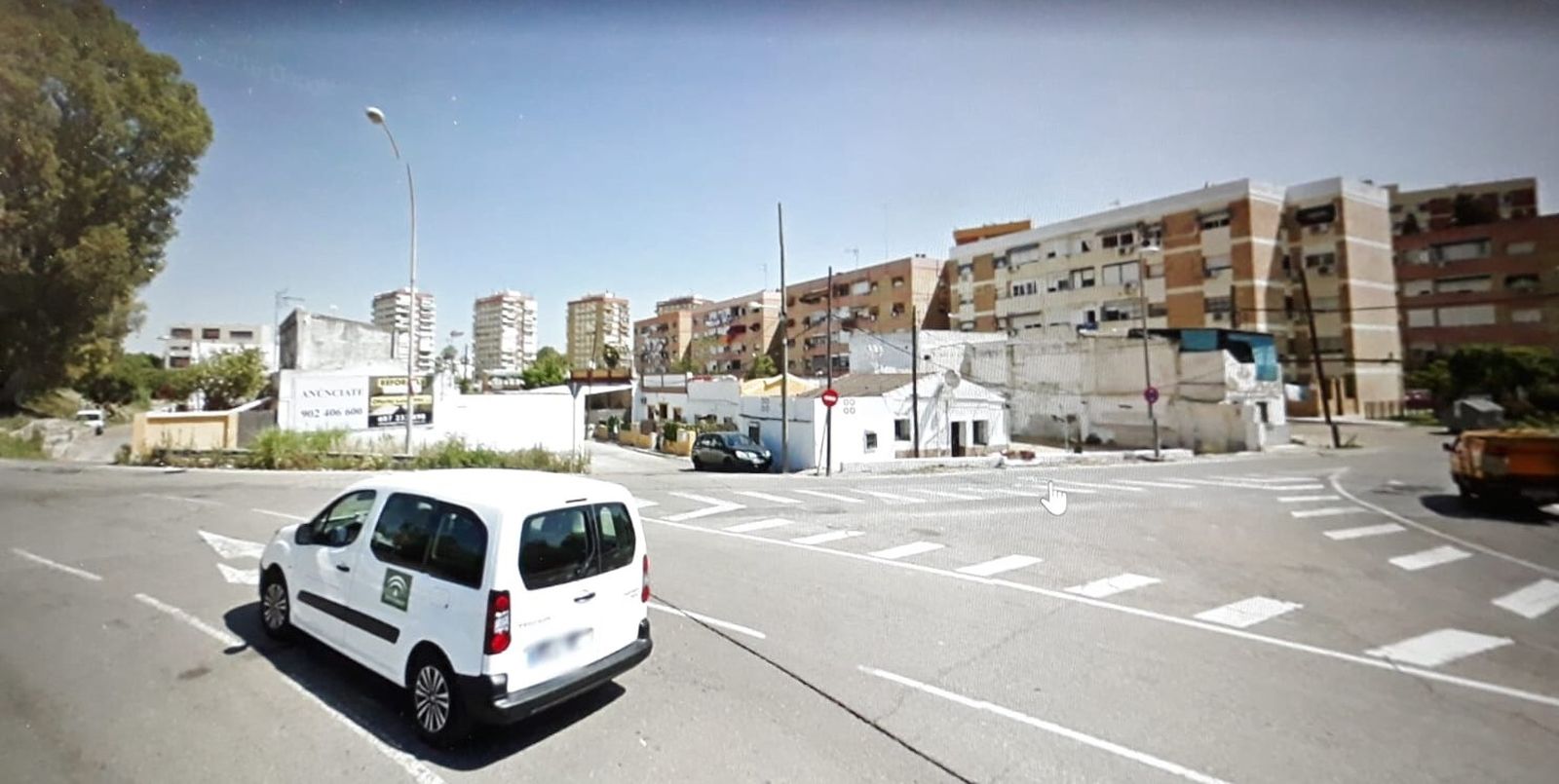 Barriada de infraviviendas Guadaira, al borde de la avenida de Jerez.