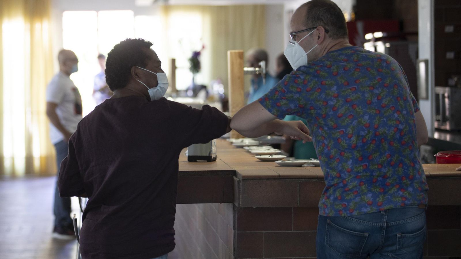 Primeros 'saludos' entre los compañeros de orquesta durante un descanso en la cafetería.