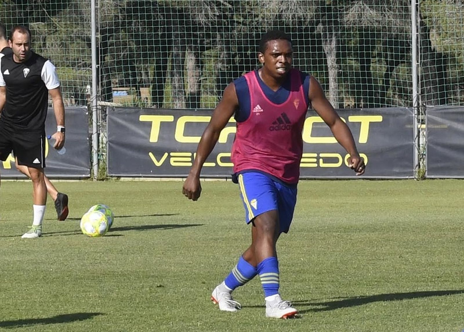 Corozo, atento a una sesión preparatoria del Cádiz B