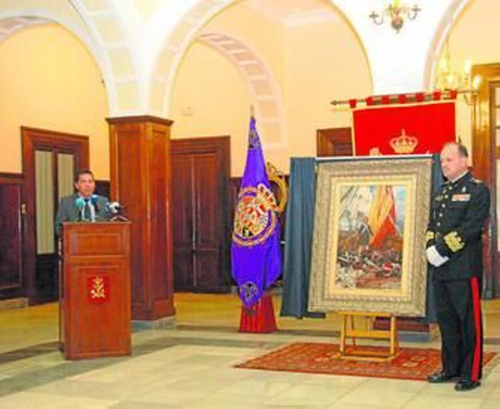Un momento de la donación del cuadro de Ferrer-Dalmau a la Infantería de Marina.