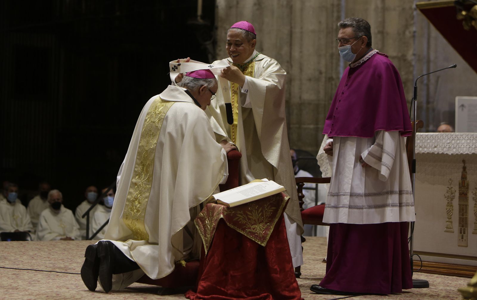 El nuncio imponiendo el palio arzobispal a José Ángel Saiz Meneses.