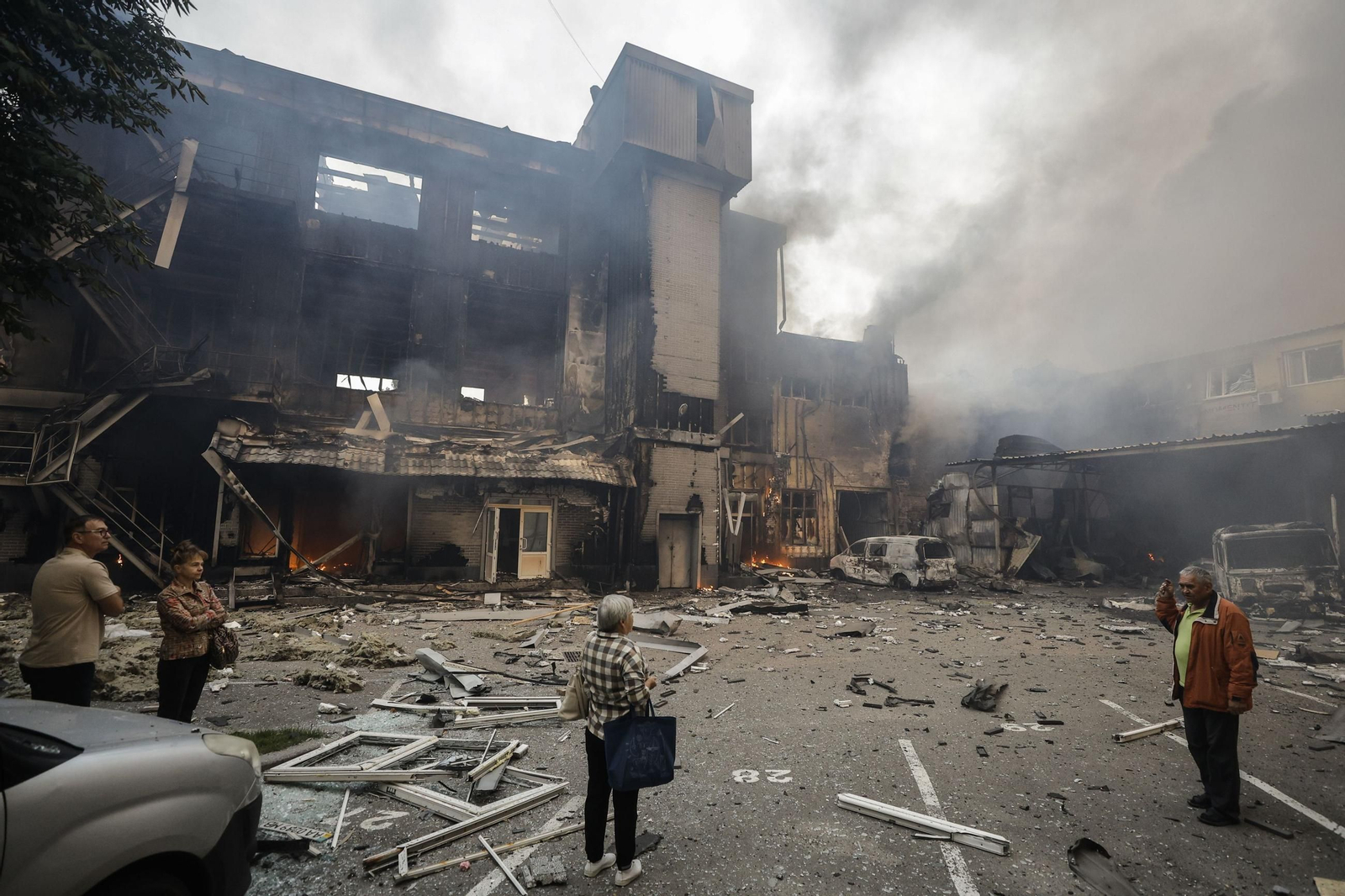 Residentes locales observan el lugar de un ataque con drones tras un ataque nocturno en Kiev.