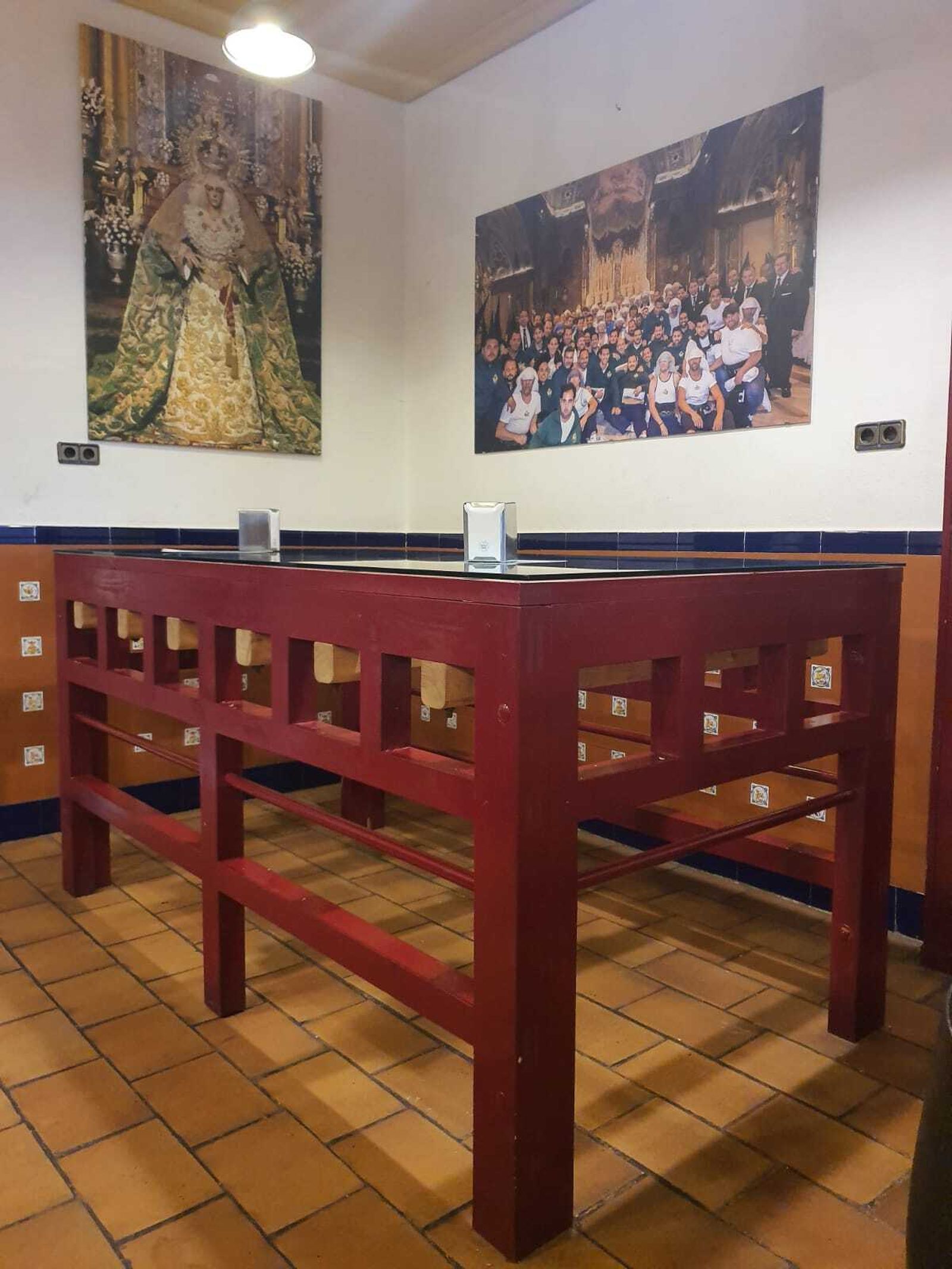 Reproducción (como mesa) de la parihuela del palio donde realiza los ensayos la cuadrilla de La Macarena.