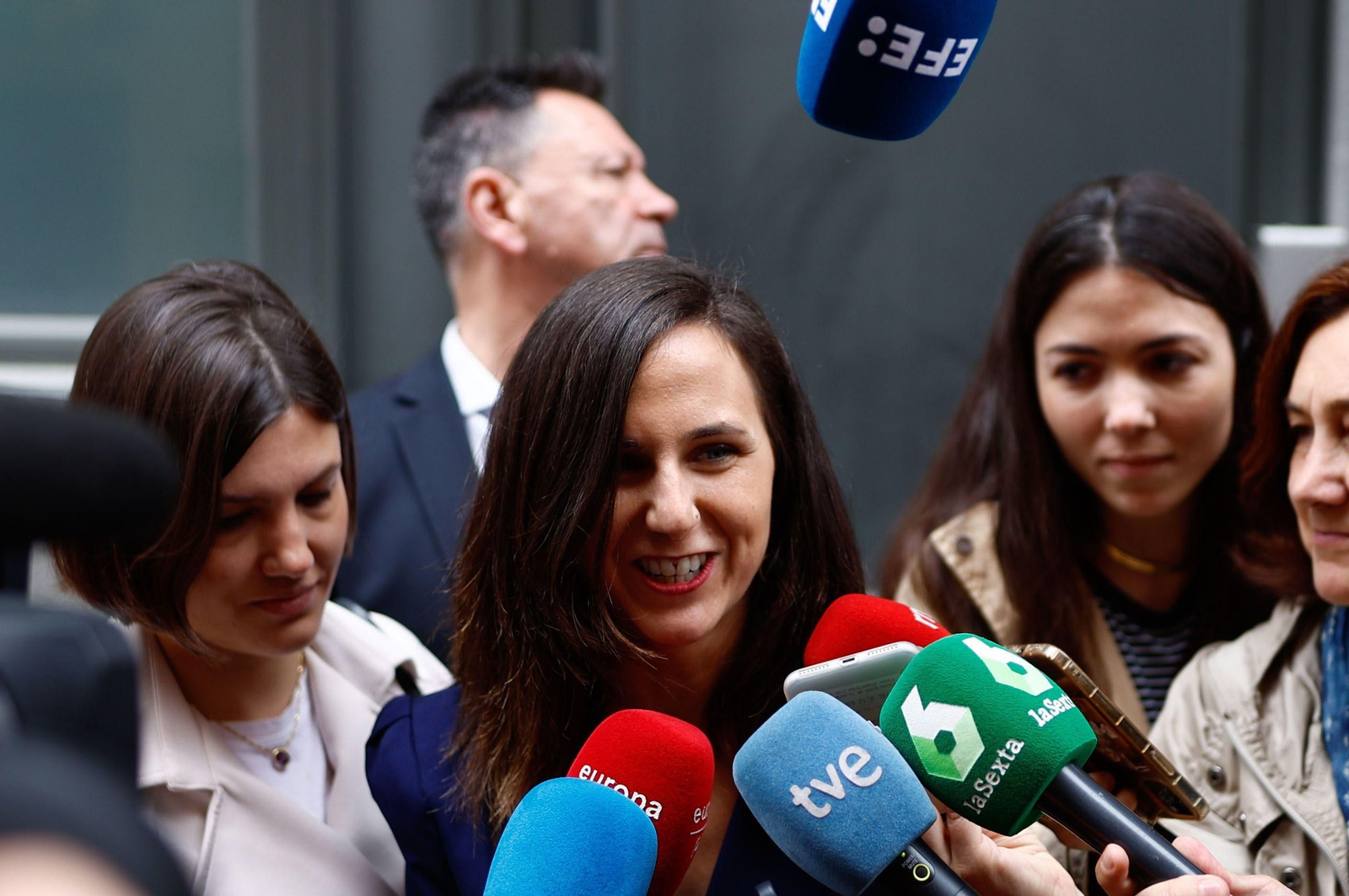 Ione Belarra habla a los medios sobre el posible pacto entre Podemos y Sumar