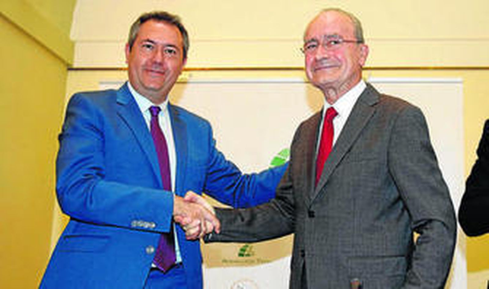 Los alcaldes de Sevilla, Juan Espadas, y Málaga, Antonio de la Torre, escenificaron el 'pacto'.