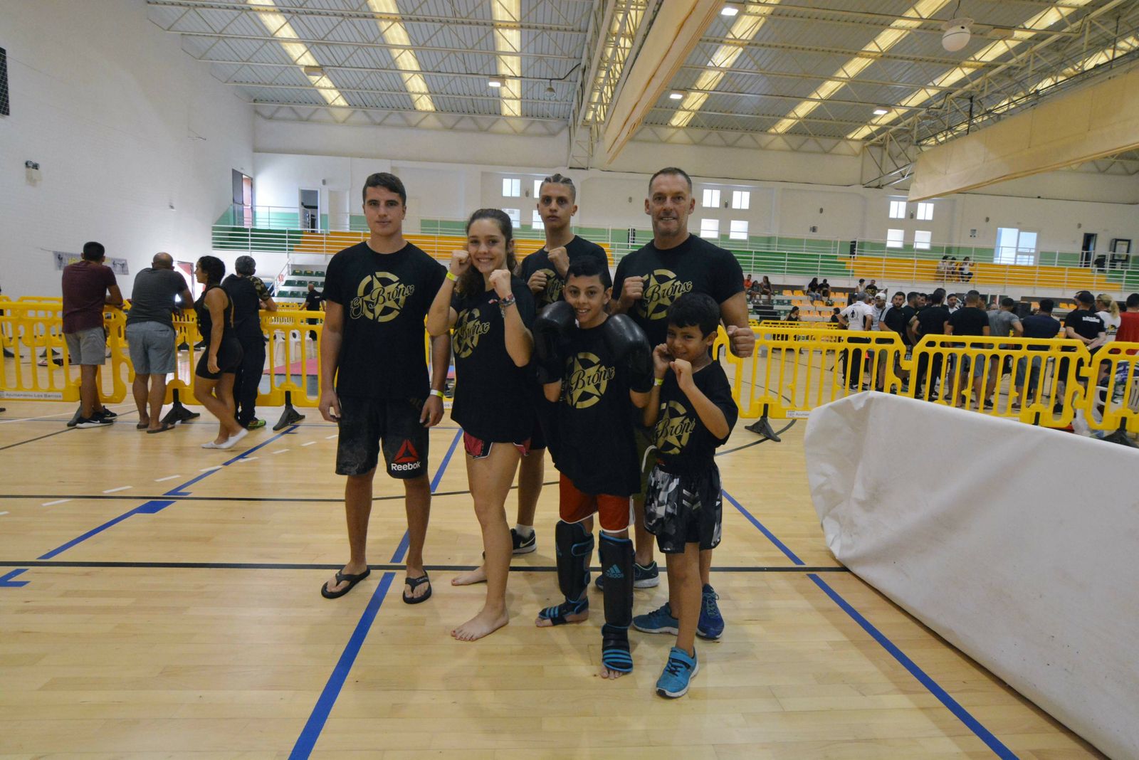 Los integrantes del Team Mairena, con su mentor, en el Samuel Aguilar