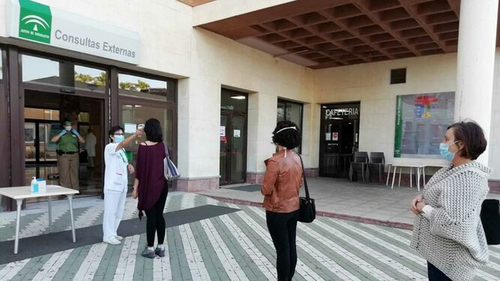 Puerta de entrada a consultas externas del Hospital de Poniente.