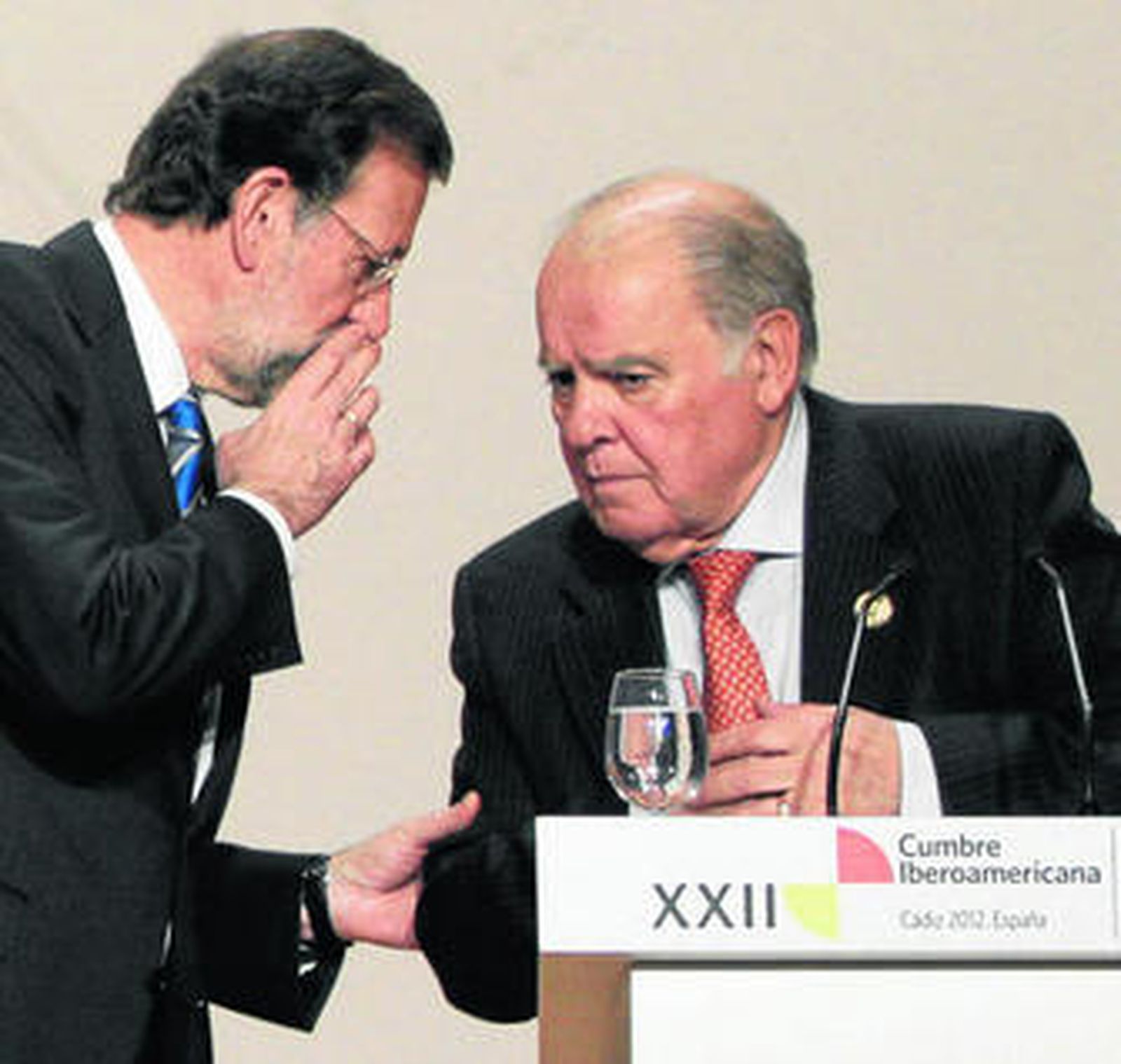 Mariano Rajoy conversa con Enrique Iglesias en la rueda de prensa de balance de la Cumbre.