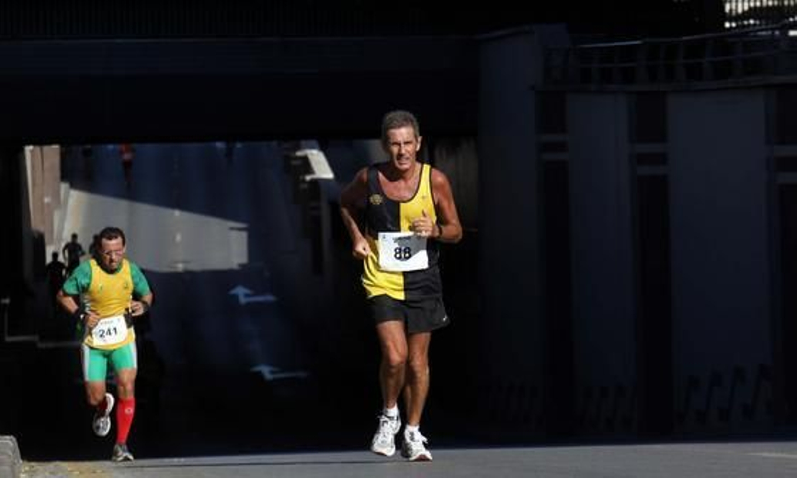 El buen tiempo ha acompañado a los 722 atletas inscritos en la prueba, aunque el fuerte viento de poniente ha dificultado el recorrido de vuelta y ha impedido que se registraran mejores marcas. 

Foto: Migue Fernandez