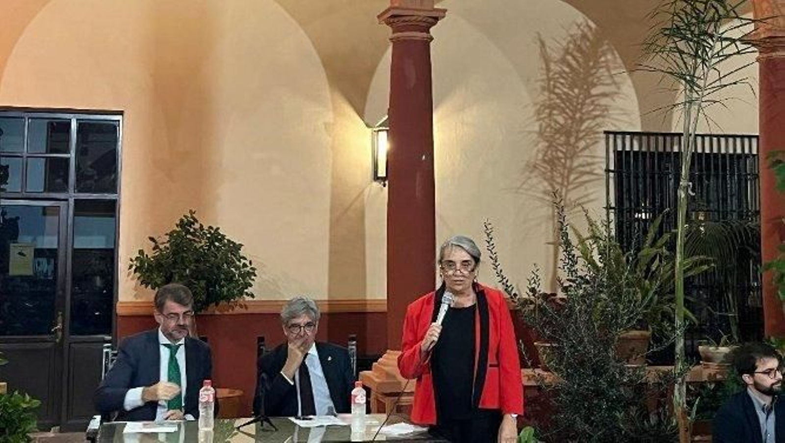 Juan Mera, José Adolfo Baturone y la misionera Idente Juana Sánchez-Gey, durante la presentación del libro en el Claustro de San Francisco.
