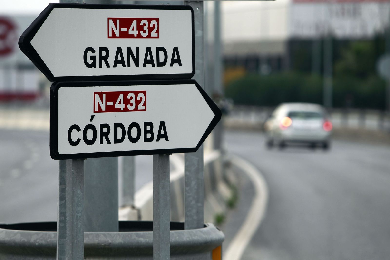 Señales de dirección en la carretera N-432.