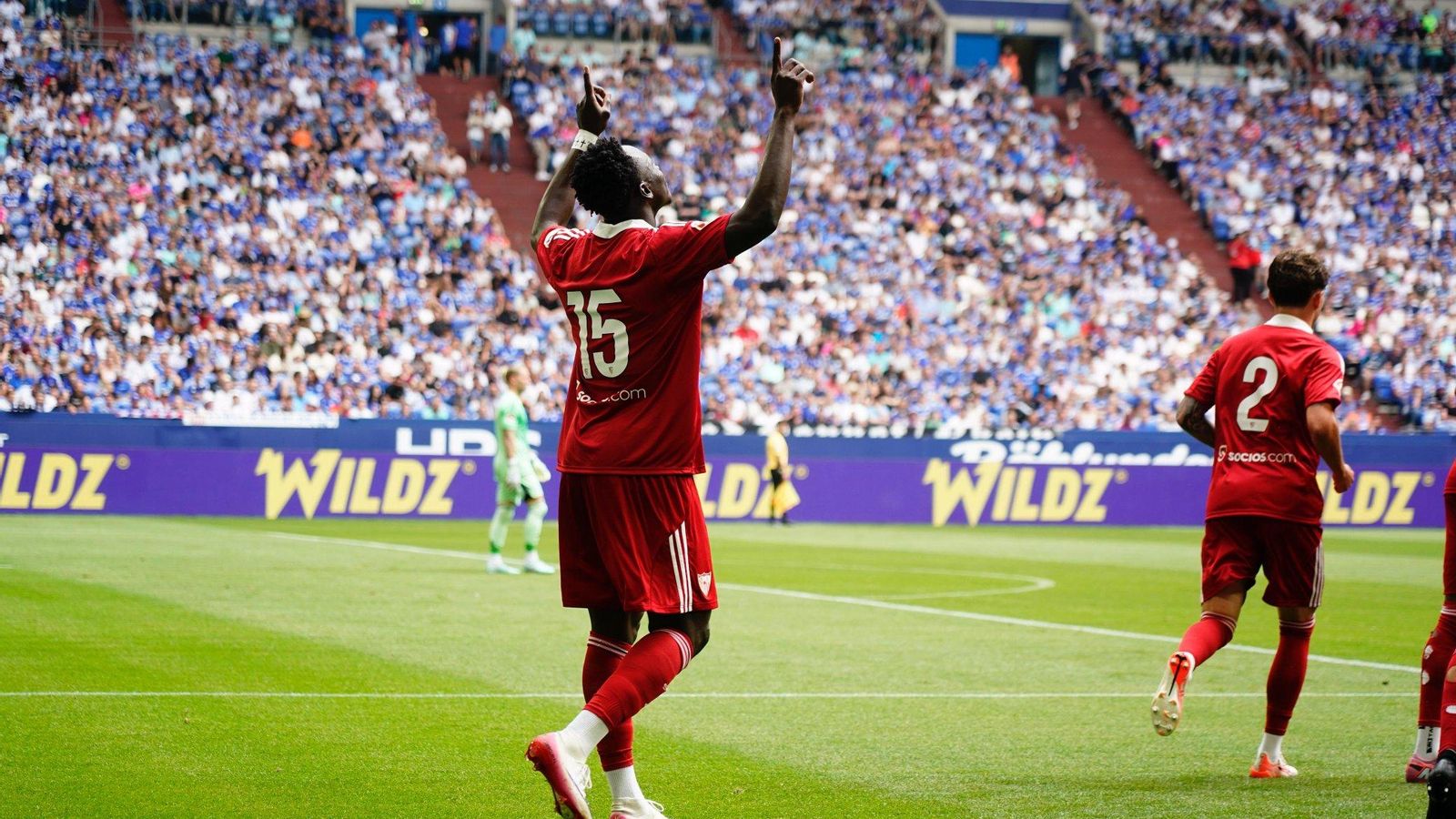 Akor Adams celebra uno de sus tantos.