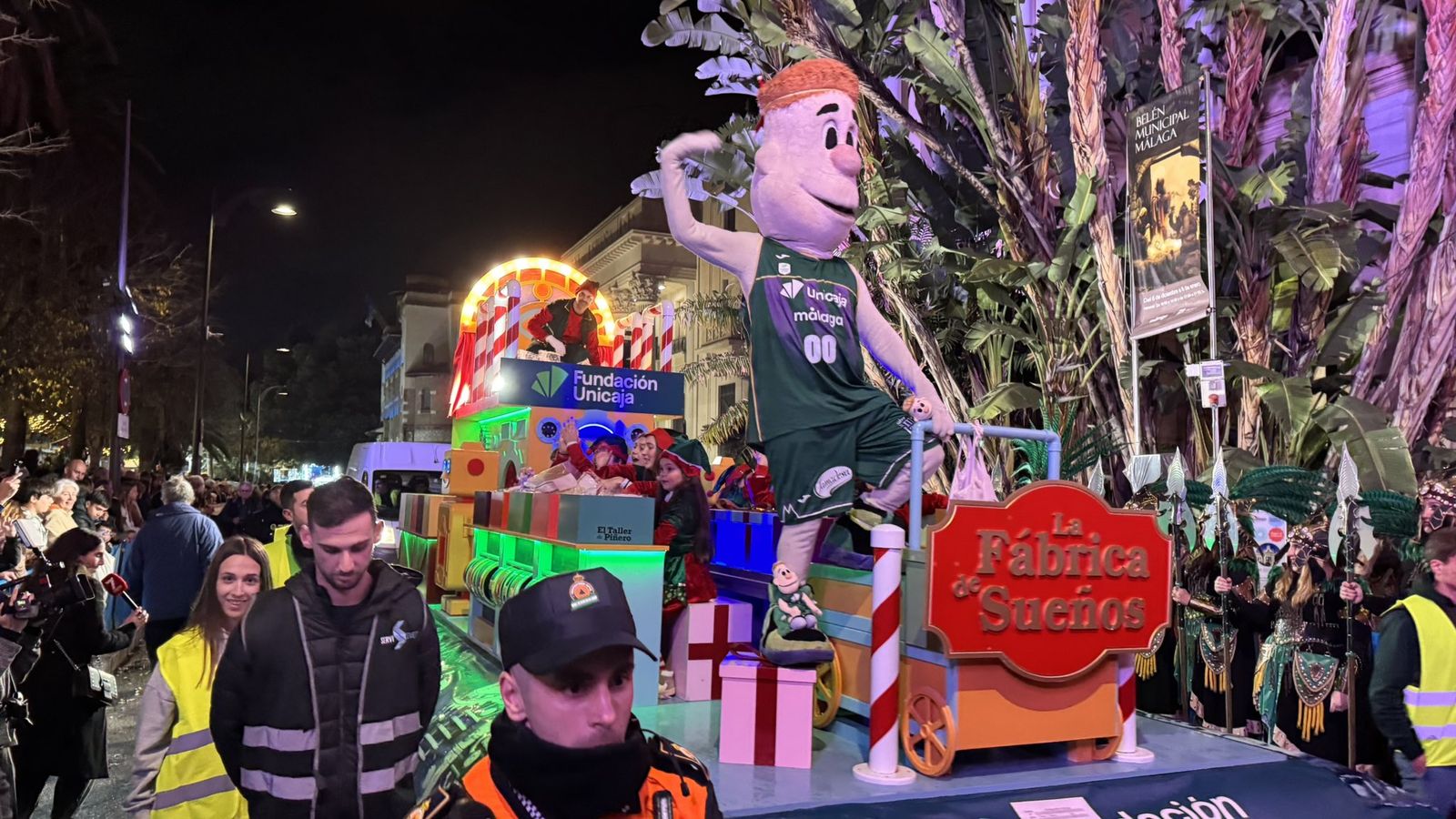 Baltasar Perry reparte magia y felicidad por las calles de Málaga