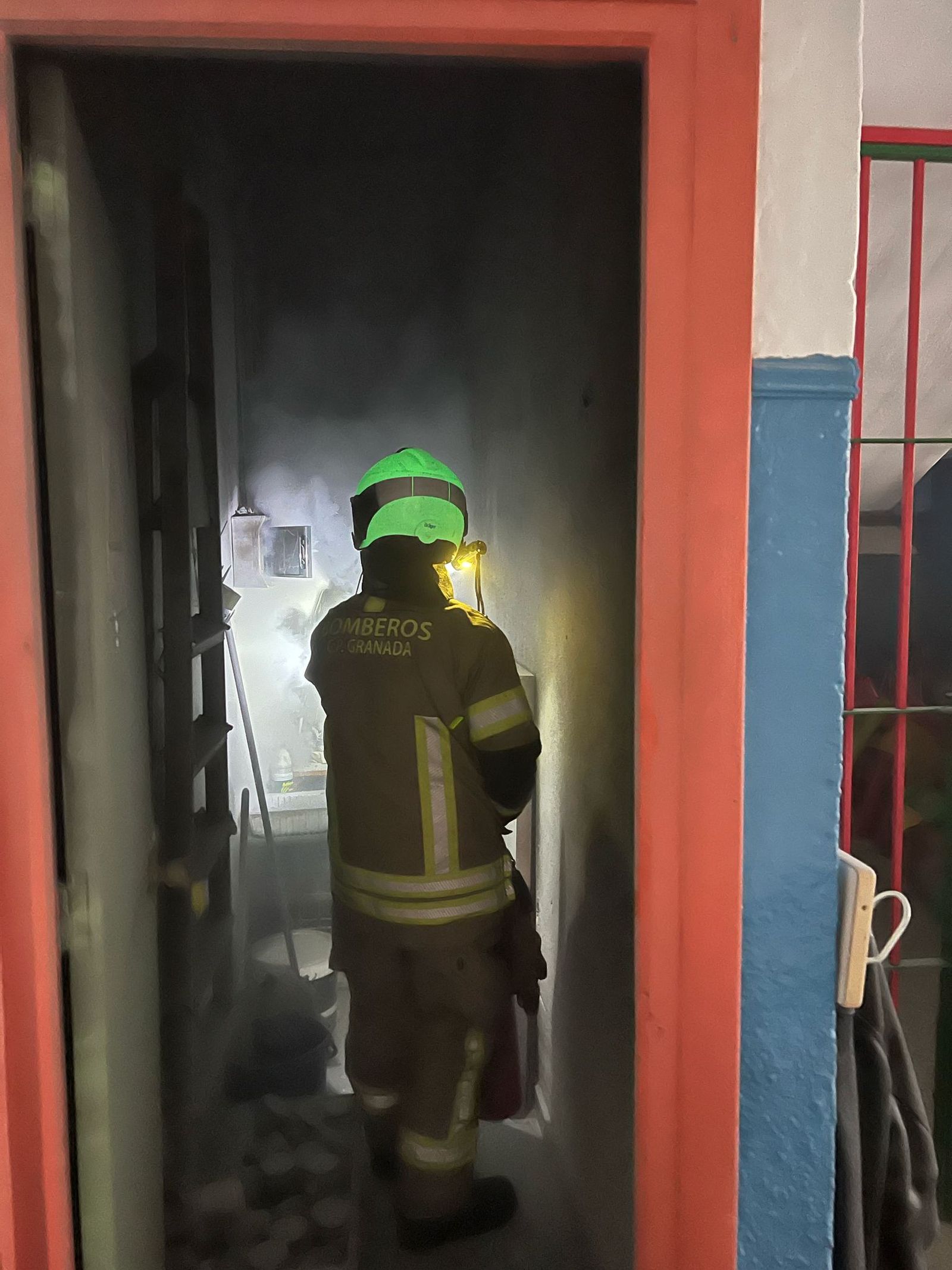 Un bombero inspecciona el cuadro eléctrico del CEIP Virgen de la Antigua