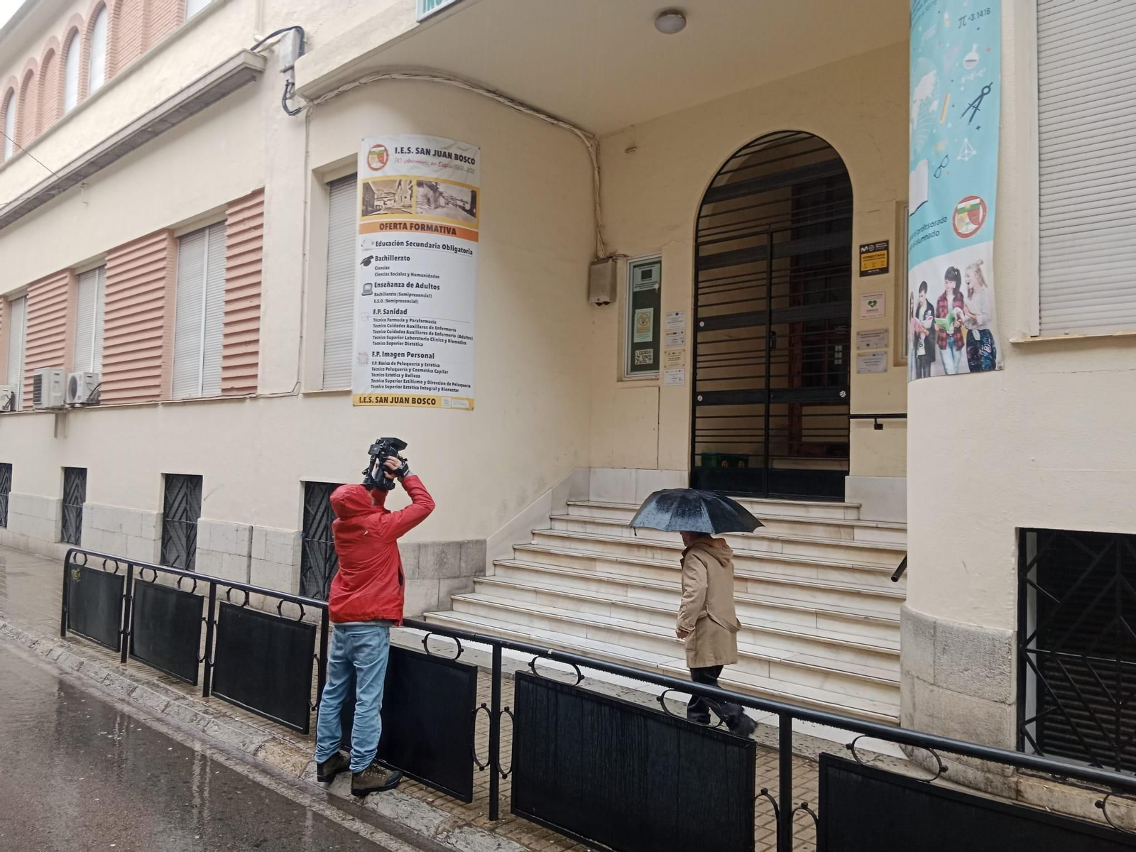 Un cámara graba planos del IES San Juan Bosco.