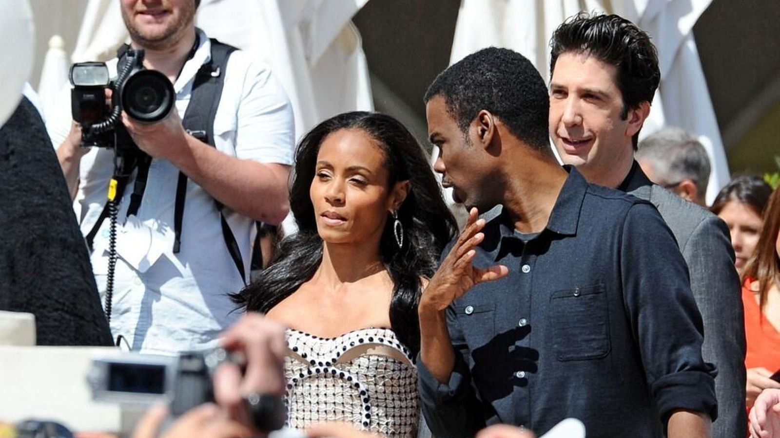 Jada Pinkett y Chris Rock conversan en un estreno.