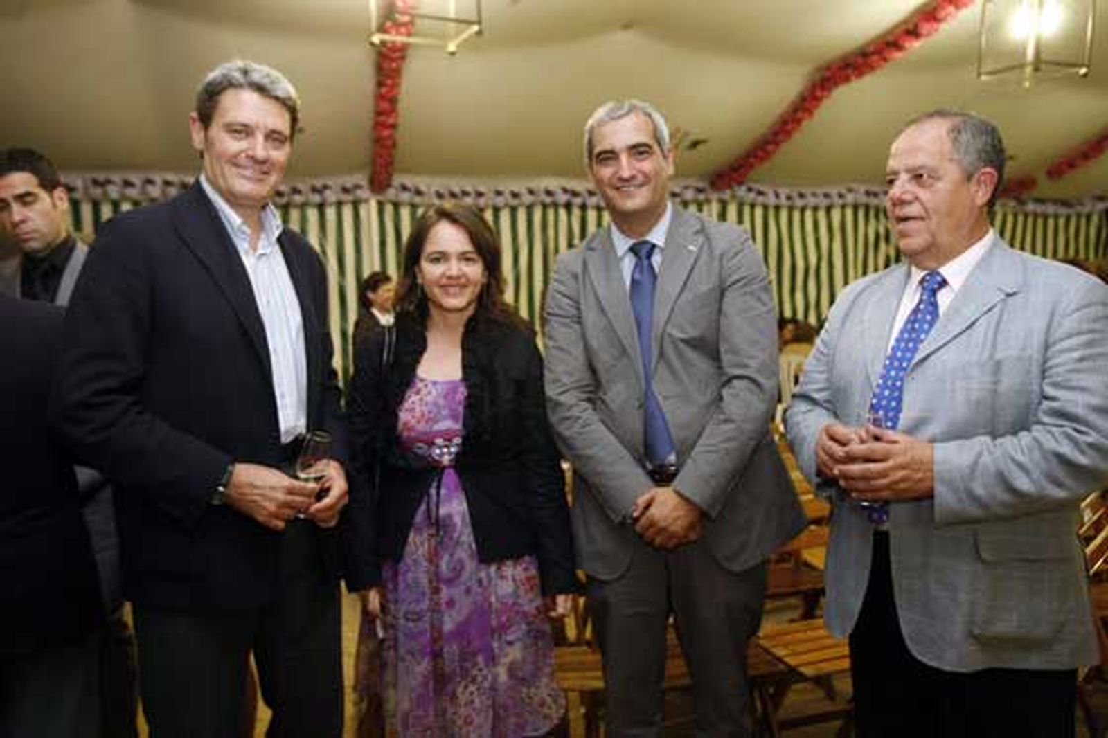 La delegada de ‘Diario de Cádiz’ en El Puerto, Teresa Almendros, con los ediles Ignacio García de Quirós, Antonio Jesús Ruiz y José Manuel Peinado Matiola.

Foto: Fito Carreto y Andrés Mora