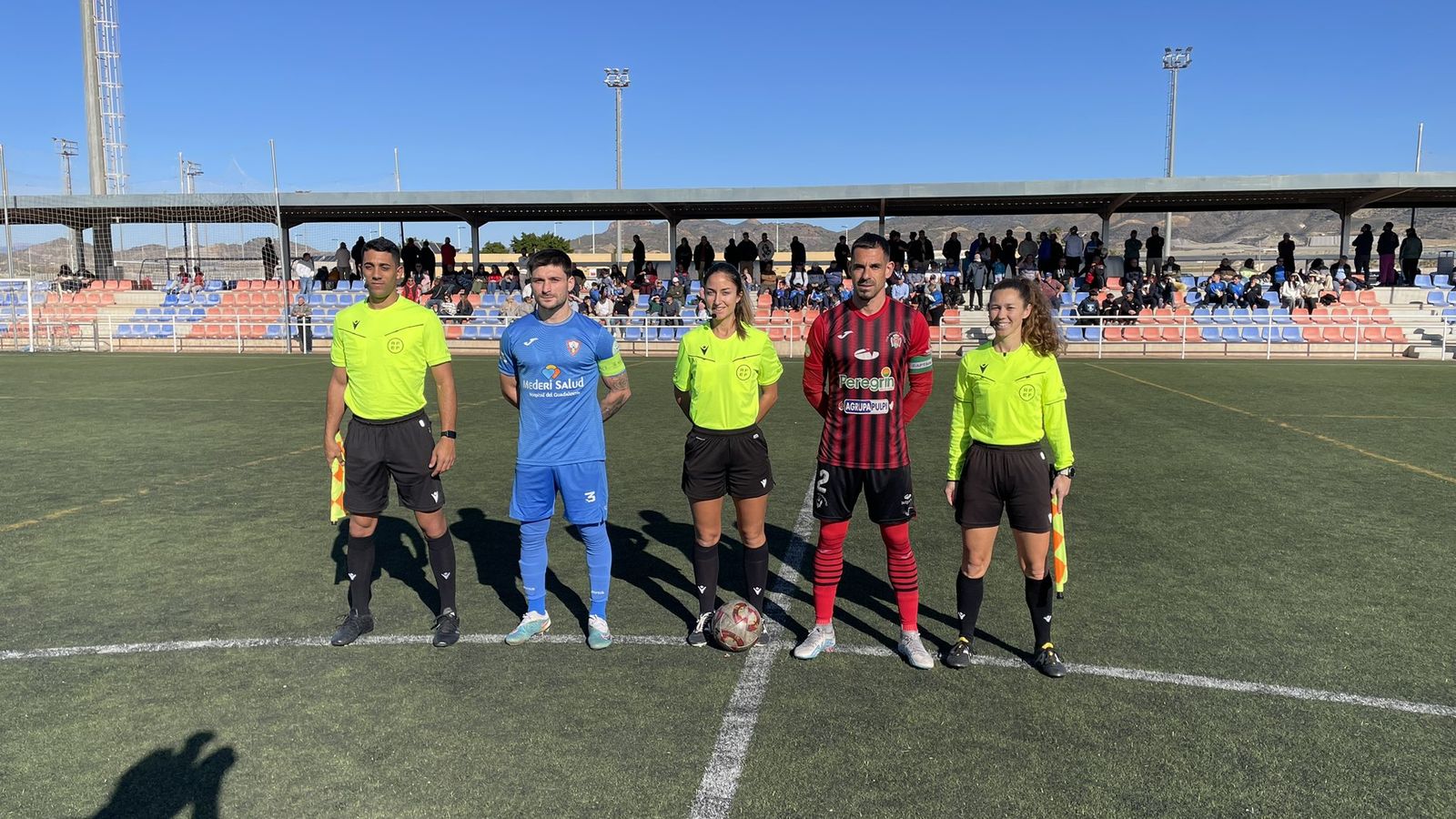Los capitanes del Bala Azul y Atlético Pulpileño posan con el trío arbitral antes del comienzo del encuentro.