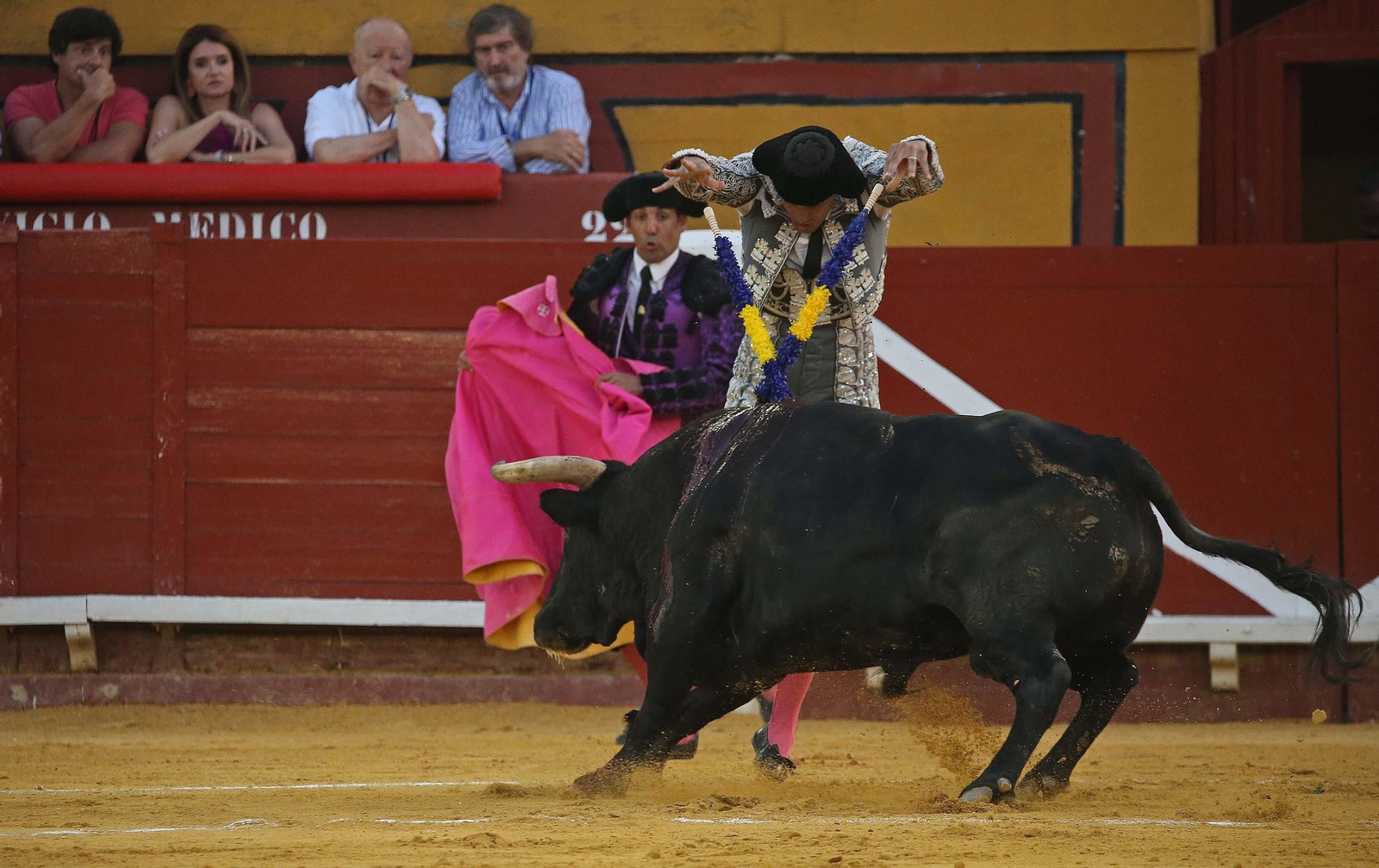 Fotos de la corrida del viernes de la Feria Taurina de Algeciras 2023: Morante de la Puebla, Emilio de Justo y David Galván
