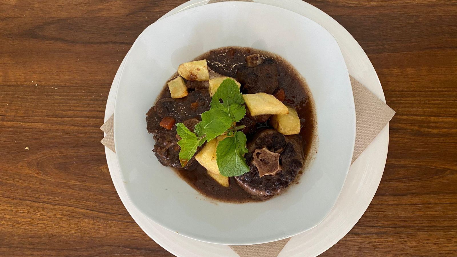 Rabo de toro con verduras de la huerta almeriense