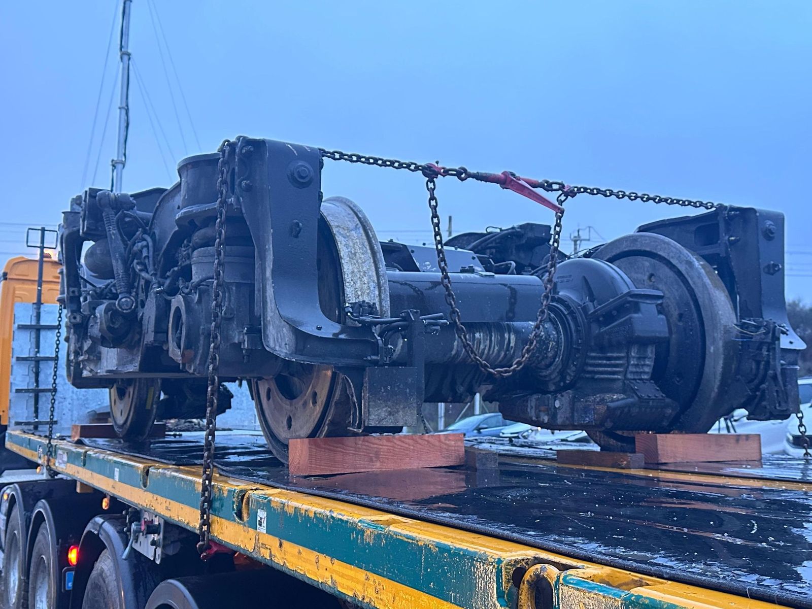 El 'bogie' del coche número 8 del tren Iryo accidentado en Adamuz es transportado en camión.