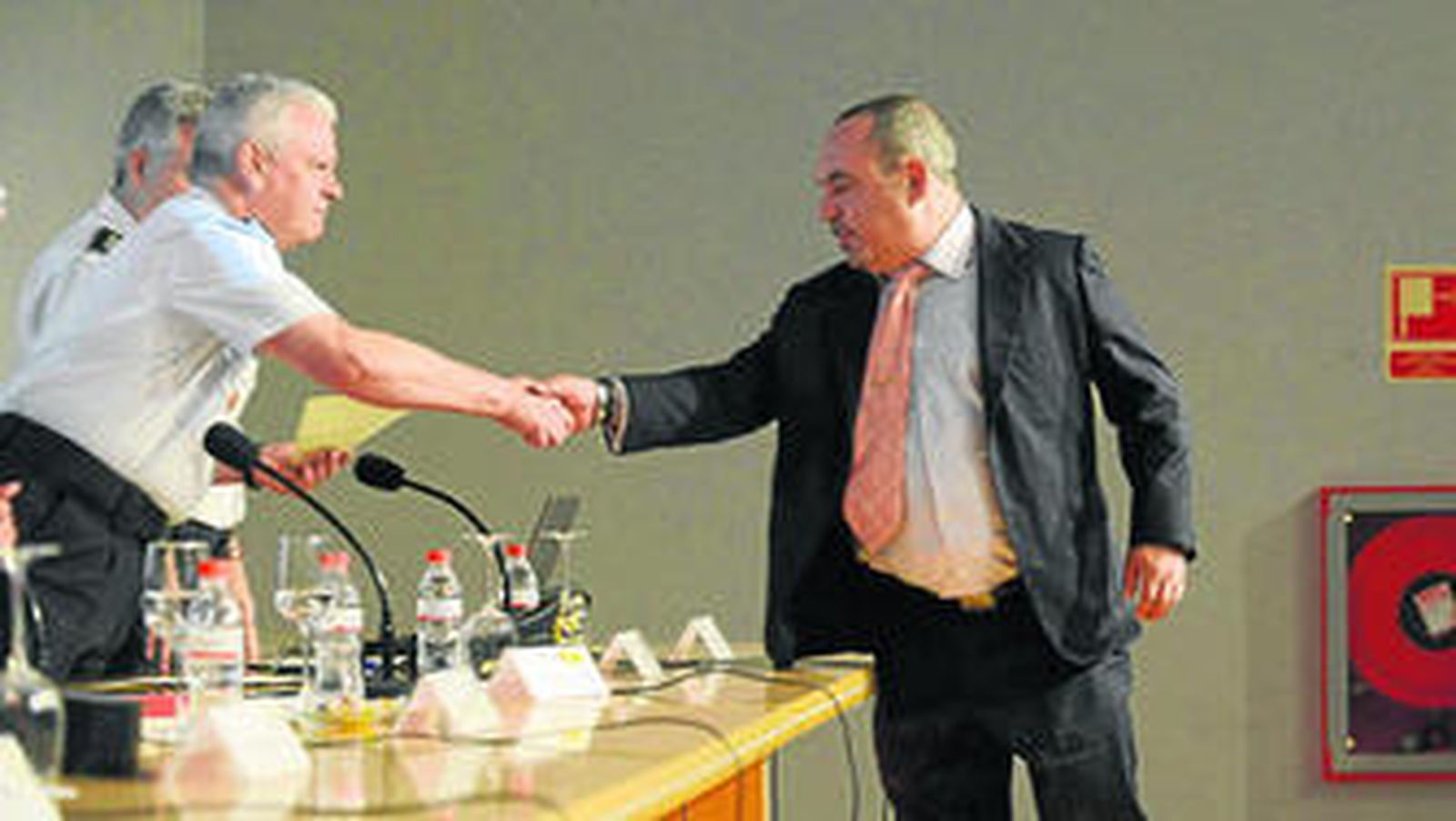 Franco Madeddu, recogiendo su reconocimiento de manos del comisario provincial.