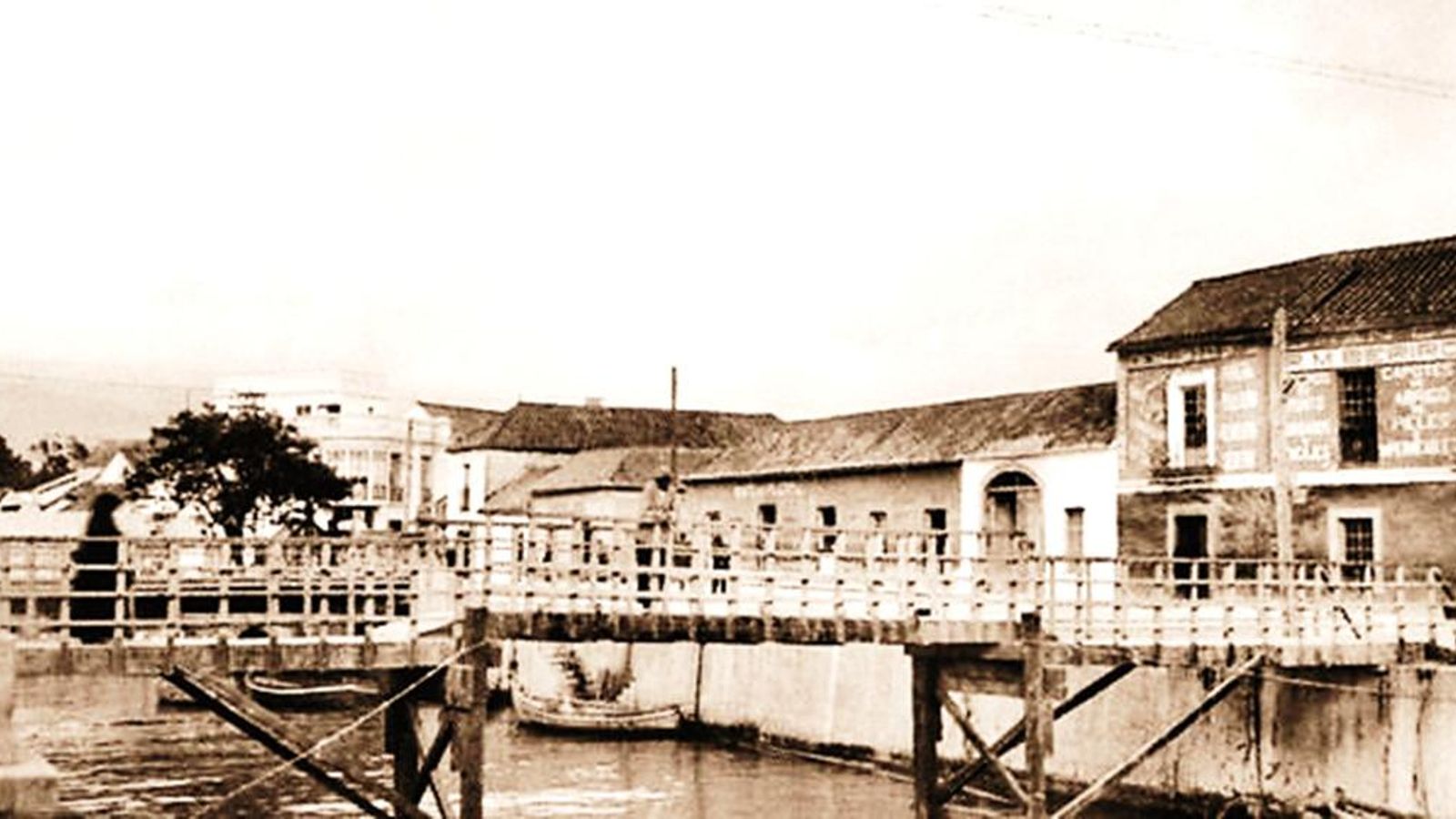 Puente provisional de madera.