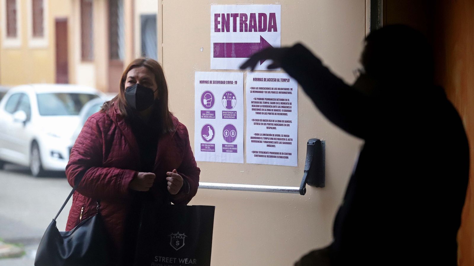 Solemne veneración de fieles al Medinaceli de La Línea