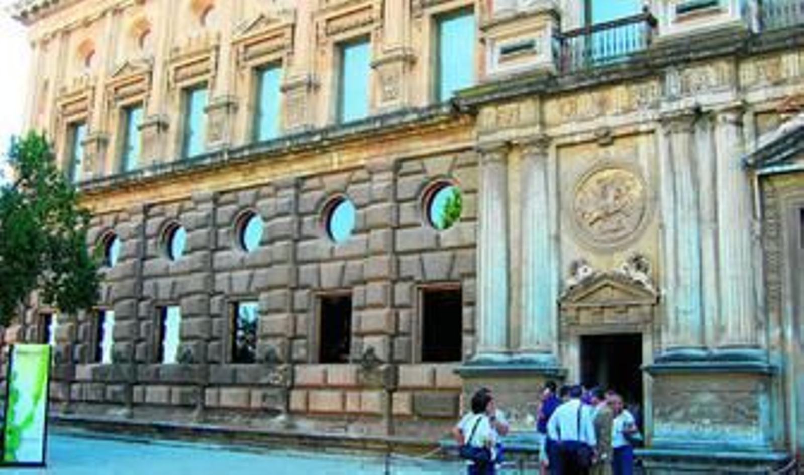 1. Argollas. Cabeza de león y águila. 2. Vista de las argollas del Palacio de Carlos V. 3. Fachada del Palacio. /Rpo. Gráfico: José Luis Delgado