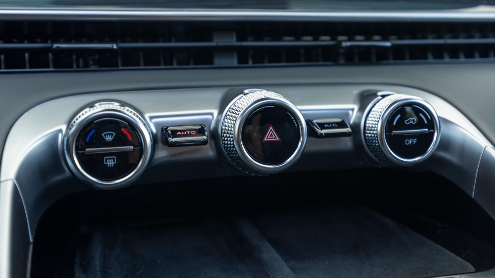 El dial exterior del pulsador del warning permite seleccionar el modo de conducción y éste también determina cómo funciona el sistema híbrido de este SUV. El dial exterior del pulsador del warning permite seleccionar el modo de conducción y éste también determina cómo funciona el sistema híbrido de este SUV.