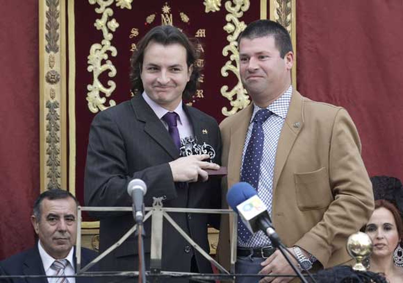 Bedriomo, Ortega y Sanabria acompañan con sus rezos a la presidente de La Levantá, que muestra con emoción todos sus recuerdos cofrades./Erasmo Fenoy

Foto: Erasmo Fenoy