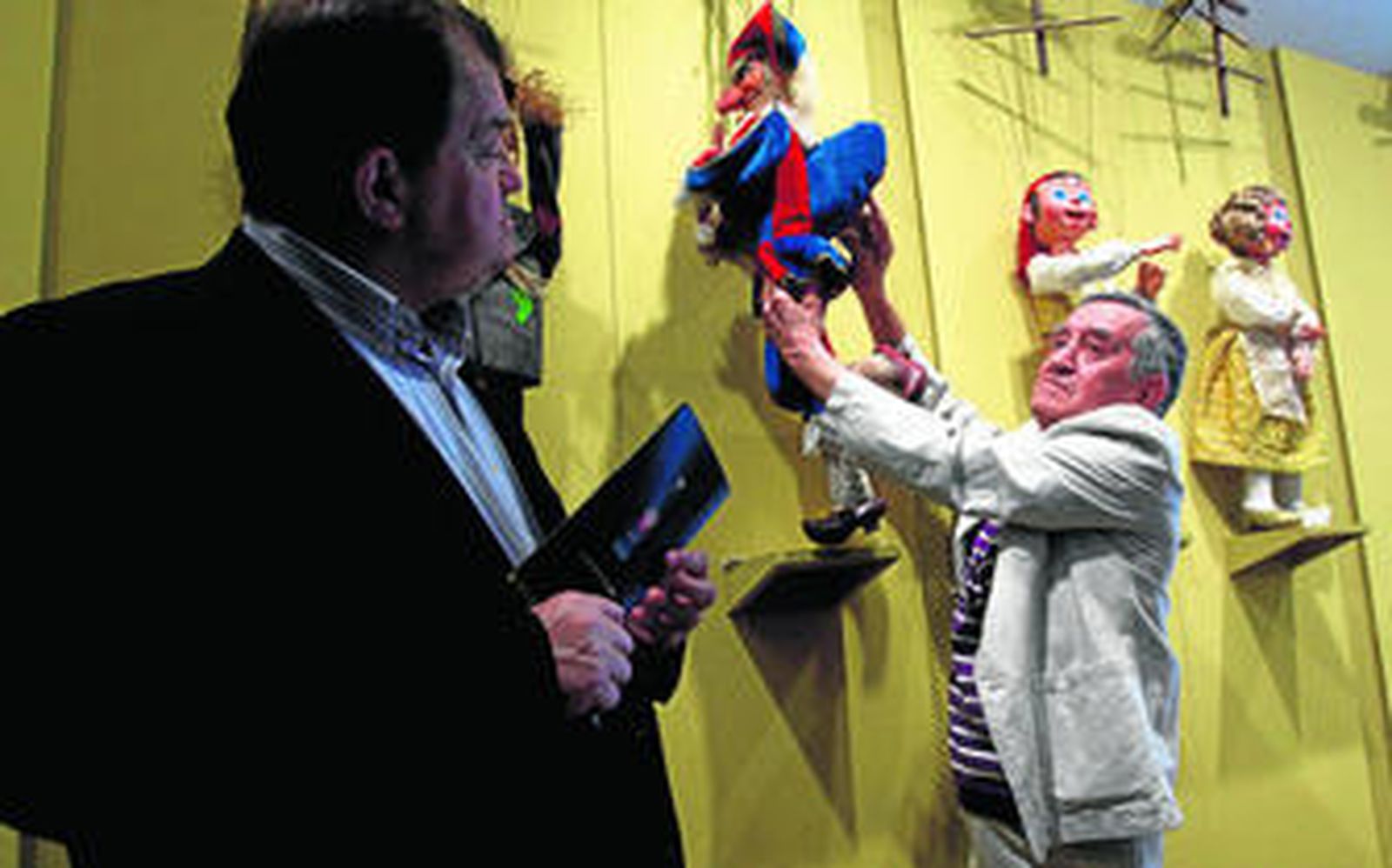El concejal de Cultura Antonio Castillo junto con el coleccionista Ismael Peña que muestra a Polichinela.