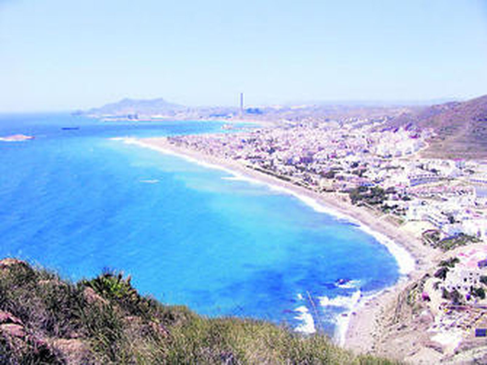 Vista panorámica de Carboneras con el fondo de Mesa Roldán, donde está instalado el repetidor de tv.