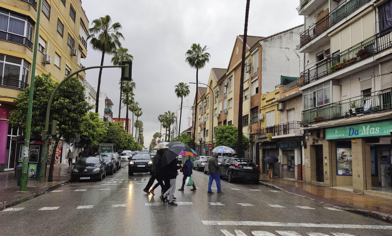 Varios peatones cruzan por un paso de peatones de la avenida Ingeniero de la Cierva.