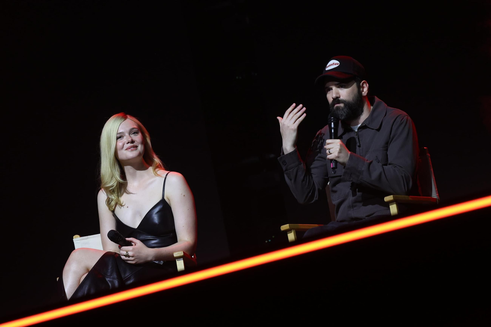 Elle Fanning y Dan Trachtenberg en la presentación de 'Predator: Badlands' en Málaga.
