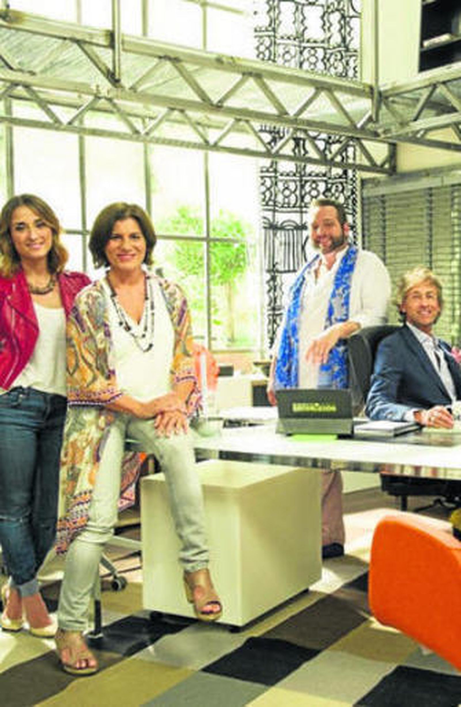 Lorenzo Meazza, sentado, y su equipo de 'La escuela de decoración'.