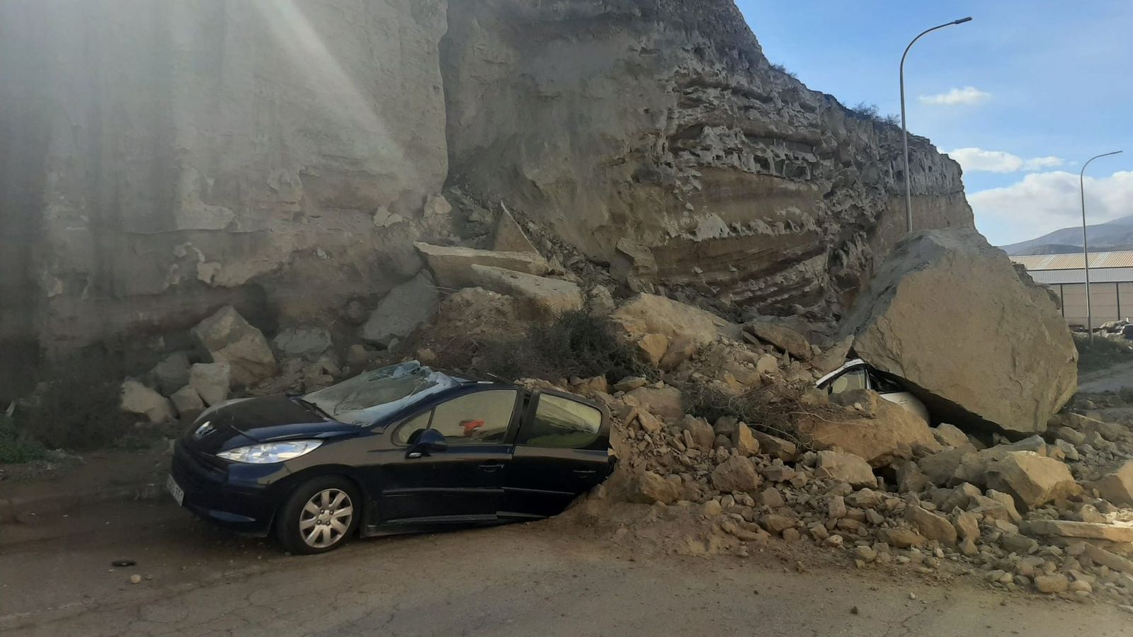 Derrumbe en el Polígono Industrial La Juaida de Viator, con varios coches atrapados.