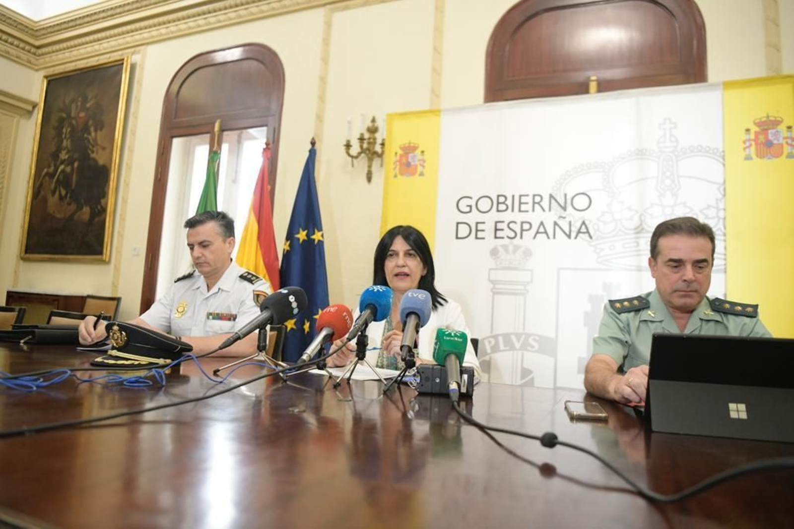 La subdelegada del Gobierno, Inmaculada Lopez Calahorro, junto al Coronel de la Guardia Civil Francisco Garcia y al Comisario Jefe de la Brigada de Seguridad Ciudadana de la Policía Nacional José Luis Delgado