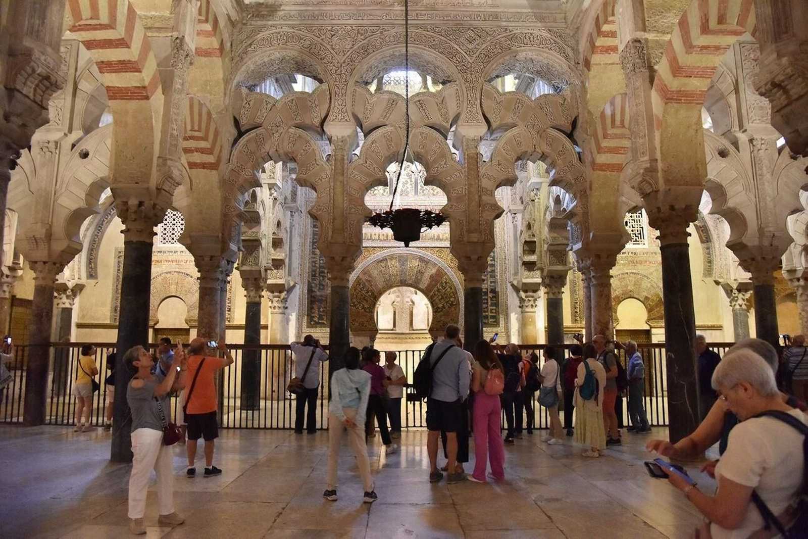 Turistas en el interior de la Mezquita de Córdoba.