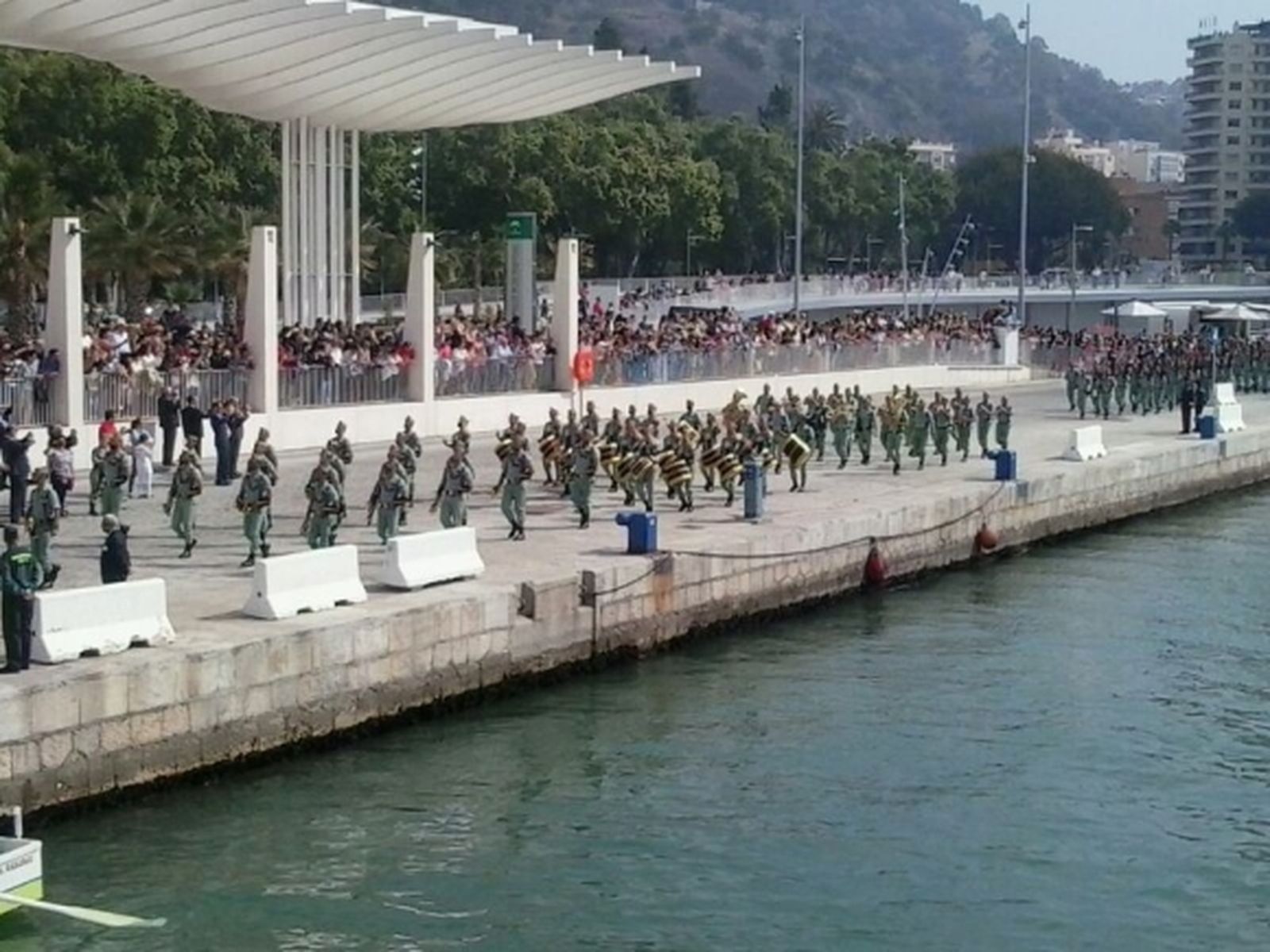 La ciudad se vuelca con el desembarco de la Legión y el traslado del Cristo de la Buena Muerte