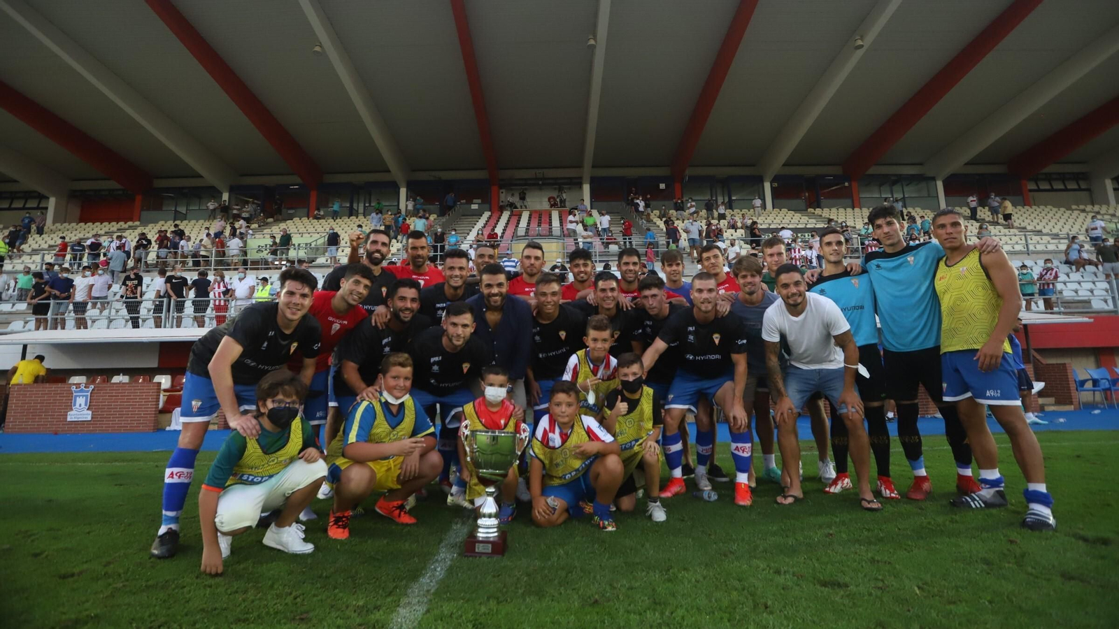 La plantilla del Algeciras posa con el Trofeo Virgen de la Palma.