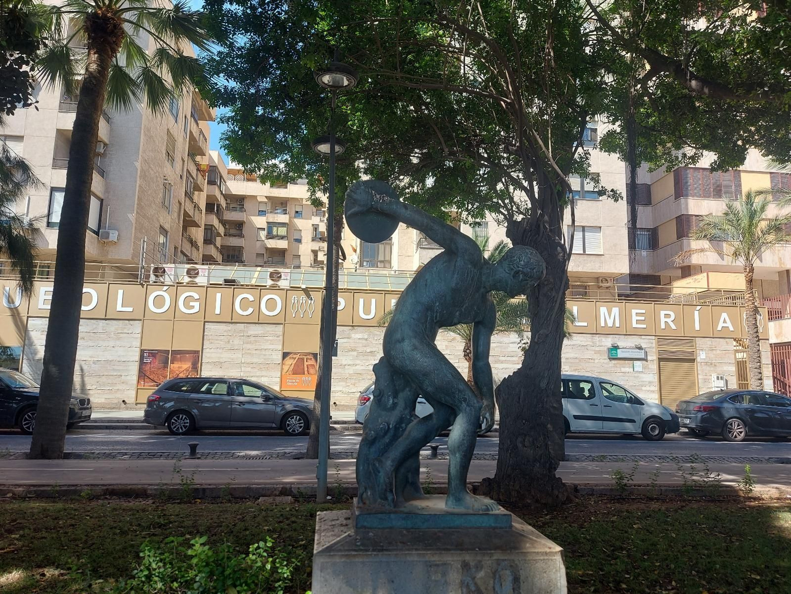 Estatua del Discóbolo situada en Almería capital.